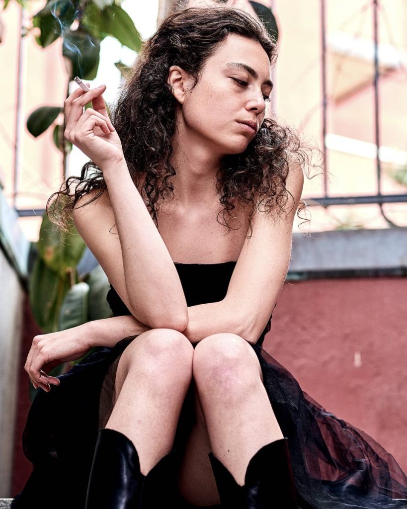 Fotografia di moda di alta gamma a Milano di Andrea Pol, con un'elegante modella che posa in un abito firmato.