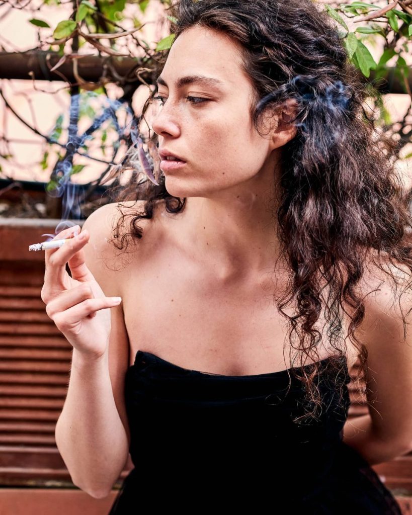 Fotografia di moda di alta gamma a Milano di Andrea Pol, con un'elegante modella che posa in un abito firmato.