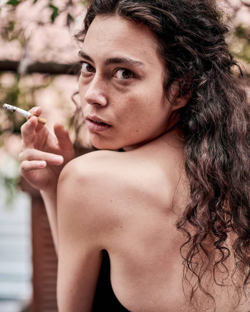 Fotografia di moda di alta gamma a Milano di Andrea Pol, con un'elegante modella che posa in un abito firmato.